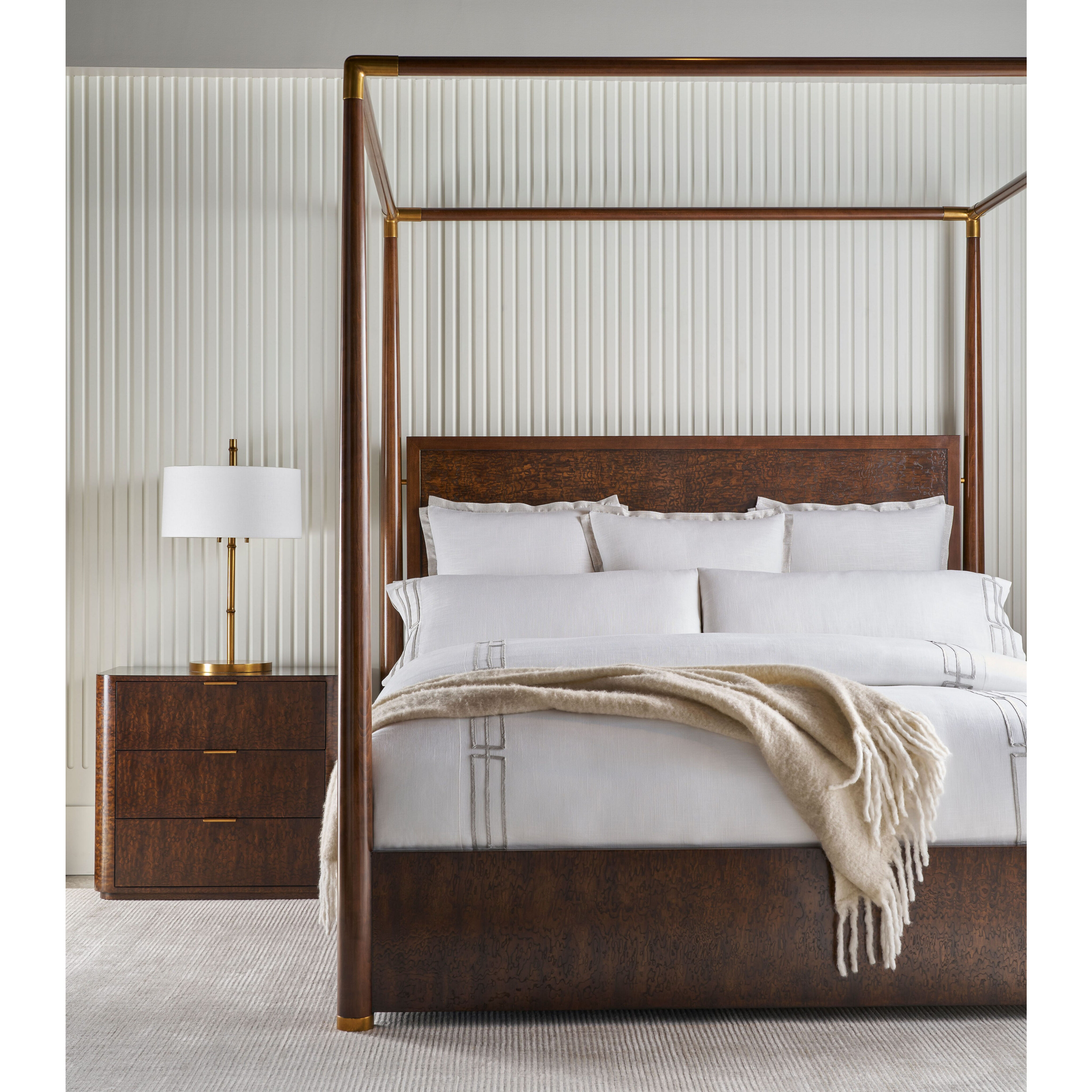 Kesden Pyramid Brown Poster US King Bed, Wooden